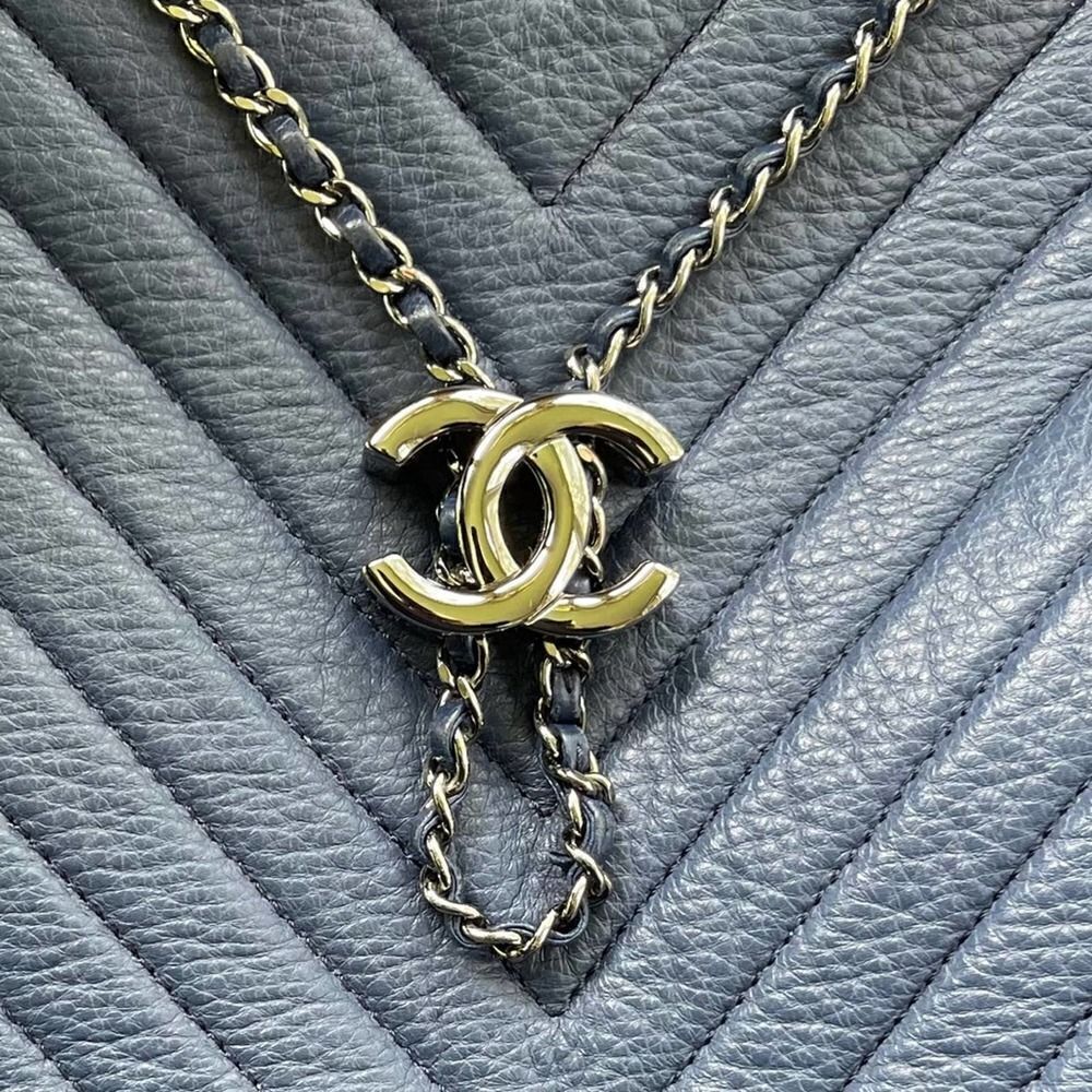 Chanel Medium Drawstring Chevron Handbag Bucket - Picture 6 of 16